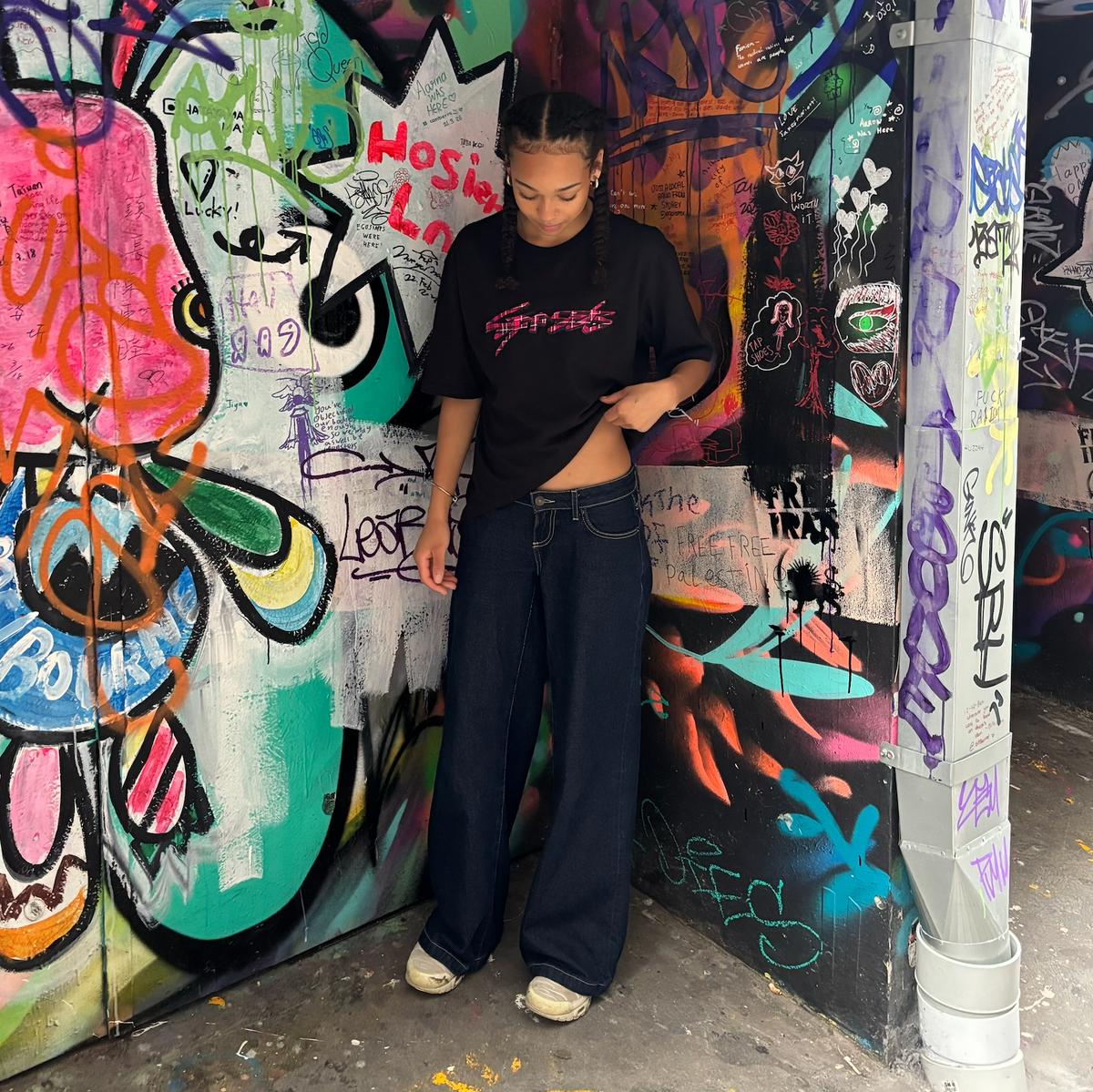 Offset Signature Logo Tee – Black